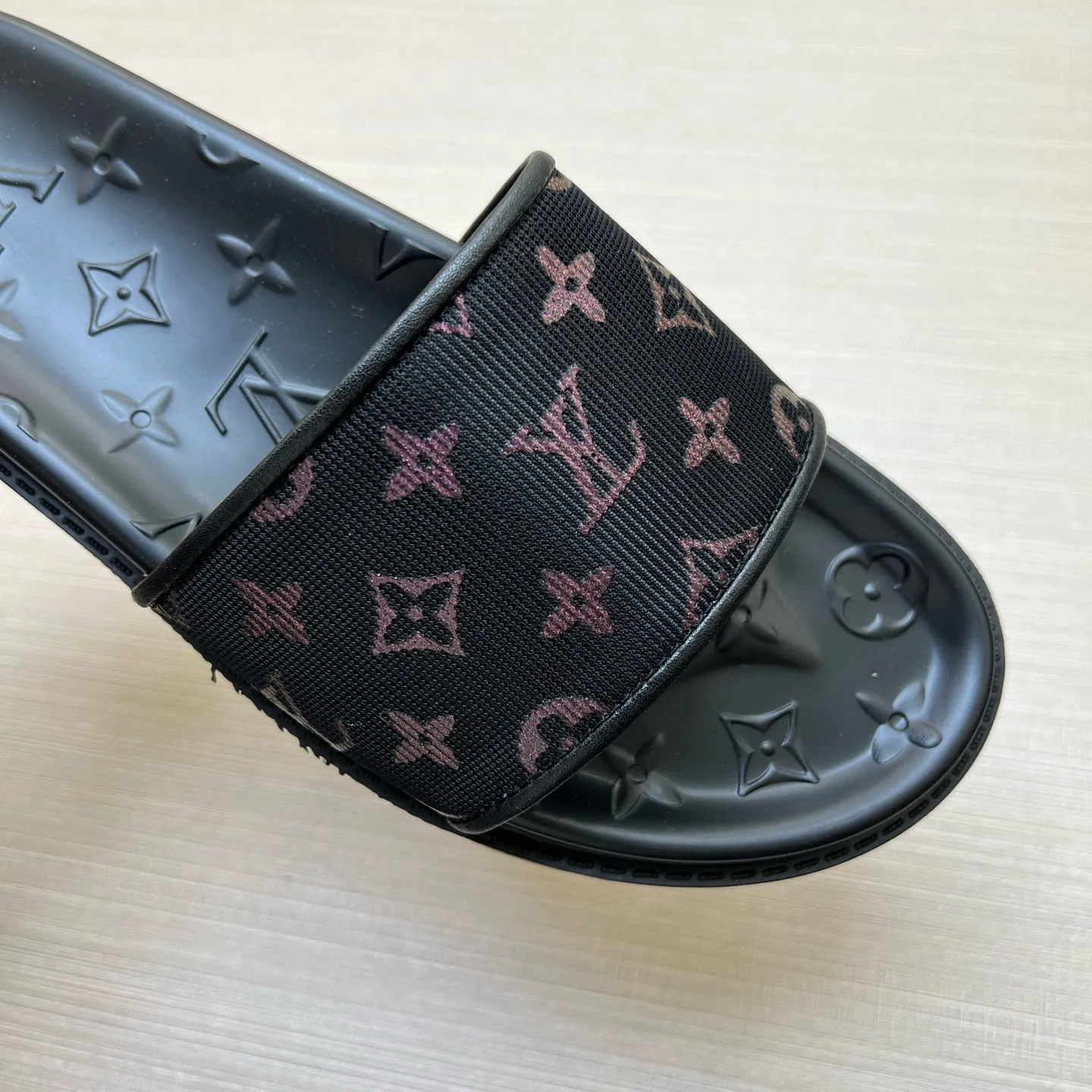 P270🏆Louis Vuitton 🏆[Louis Vuitton] Spring/Summer 2025 [Men's Flip Flops] 🎯🎯As an active family in the fashion industry ⭐ Lv is characterized by bold innovation ⚡Create this casual business style for Chinese fashionable men ✨The fabric is made of imported high-grade cowhide 🔥 Clean and neat ⚡Fashionable and elegant🌹Breathable, sweat-absorbent and deodorant👈So luxurious, high-end and domineering. 👍Must be sold if you repost the picture. Number of yards: 38--46. Color: 🎉 For large quantities. Welcome to repost.